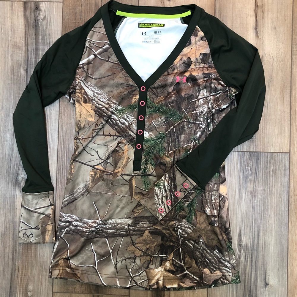 Womens Small Camo Under Armour scent control cold gear long sleeve shirt